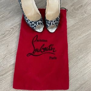 Christian Louboutin Black/Silver leopard print peep toe 4" heels